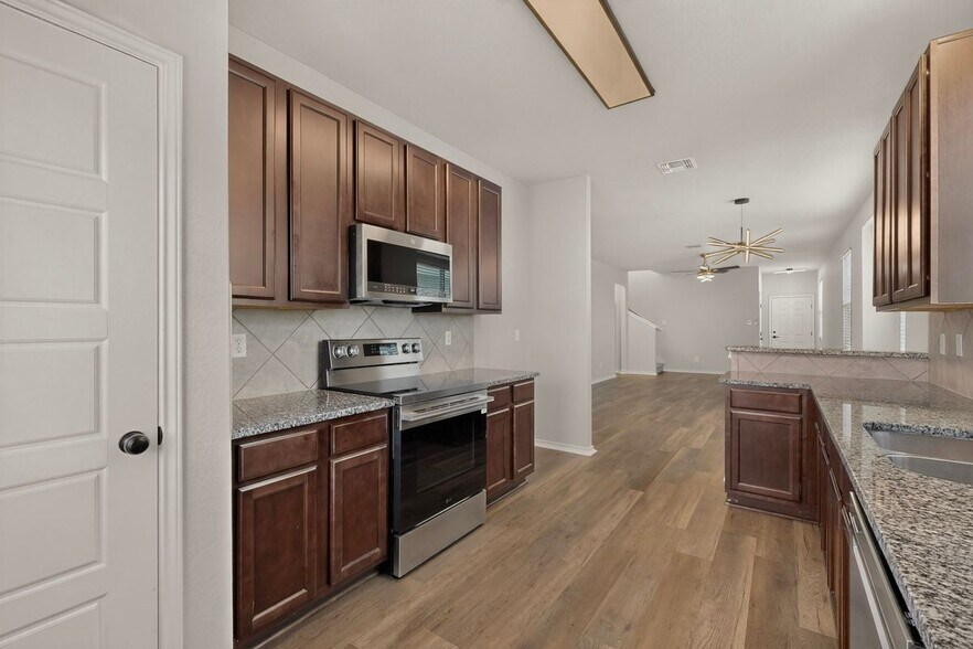 Building Photo - 10423 Green Prairie