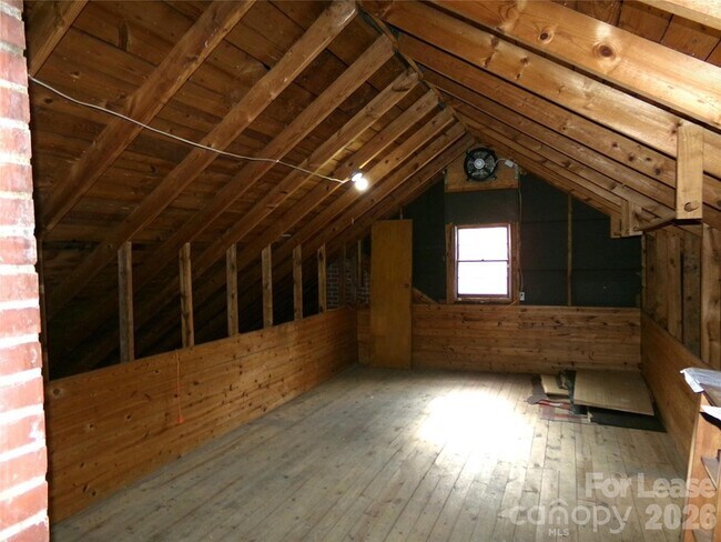 Building Photo - 1631 Maple Ave
