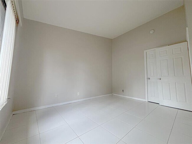 Building Photo - 3551-3559 Riverside Dr