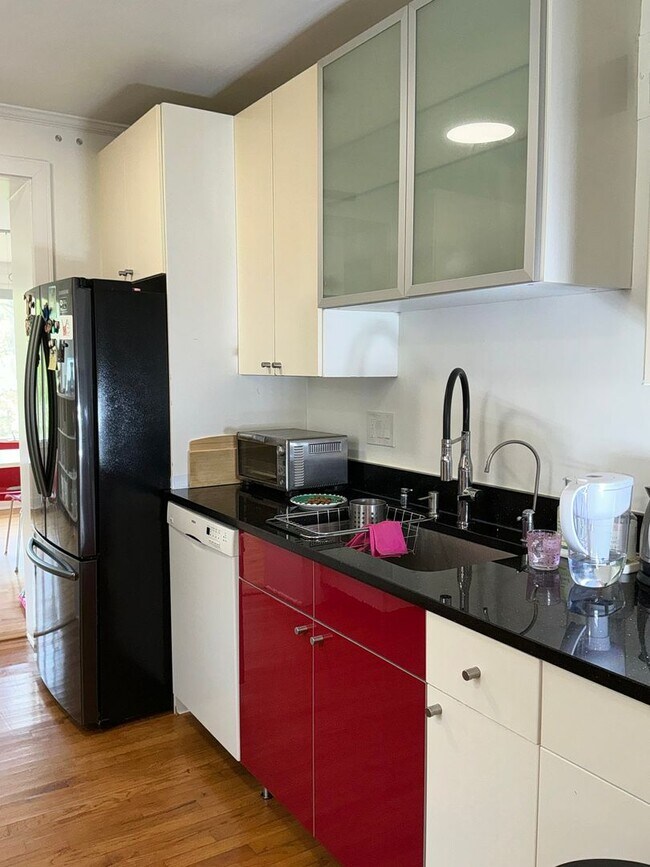 Building Photo - Fully remodeled 4BR 2.5BA colonial in 4 corners area of Silver Spring