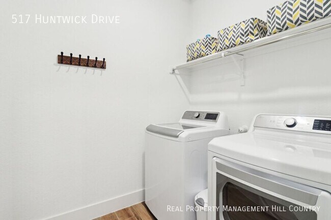 Building Photo - 517 Huntwick Dr