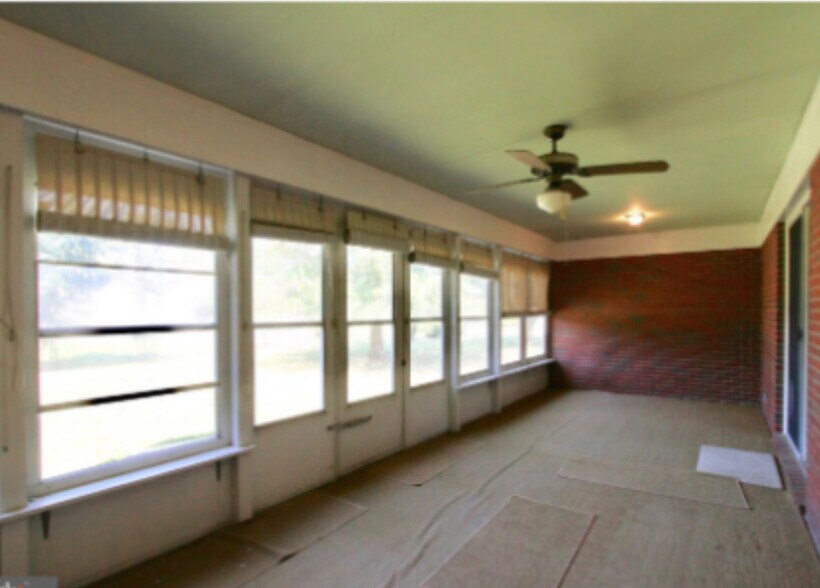 Building Photo - 122 Collins Ave