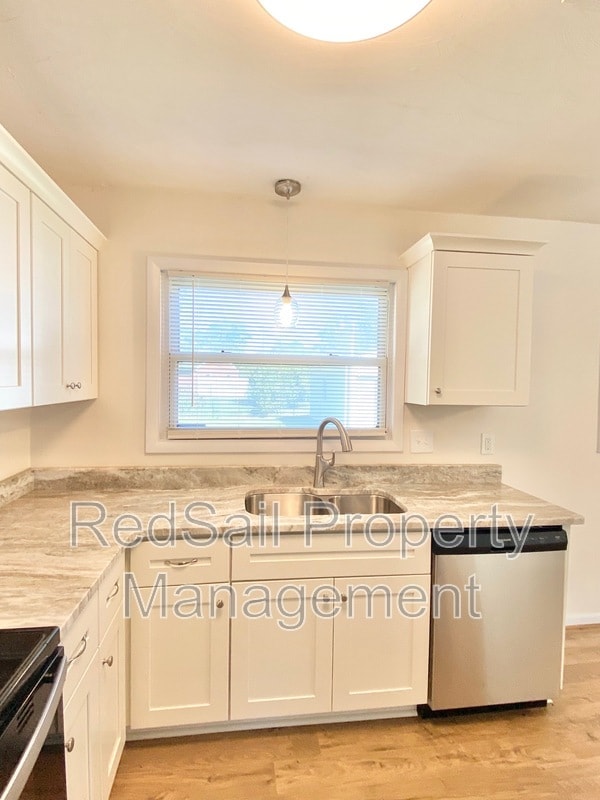 Building Photo - 437 Fox Hill Rd