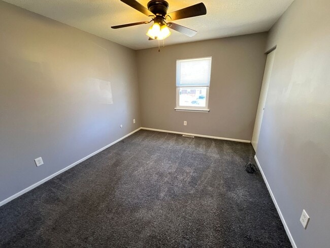 Building Photo - Spacious Split-Level Duplex in Lee’s Summit