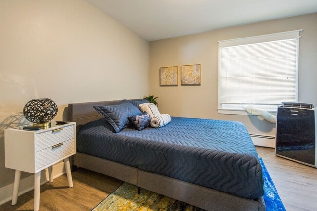 Building Photo - COMPLETELY UPDATED ROYAL OAK UNIT