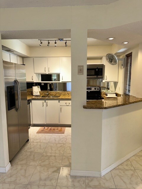 Building Photo - Oaks IV - NN202