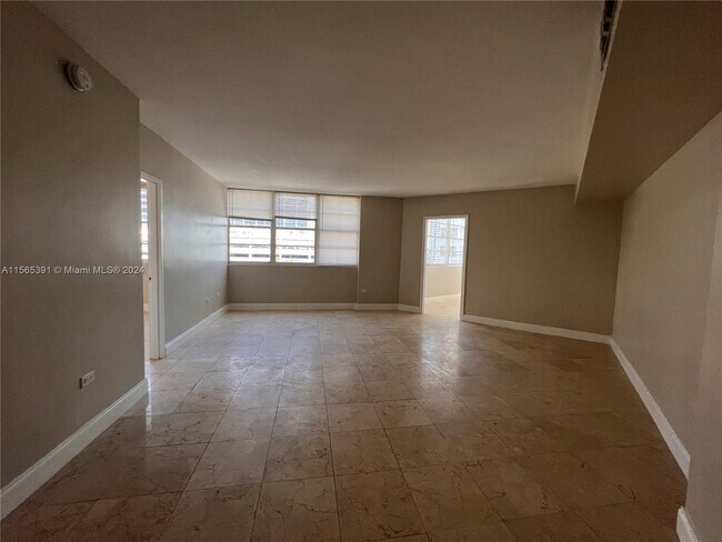 Building Photo - 825 Brickell Bay Dr