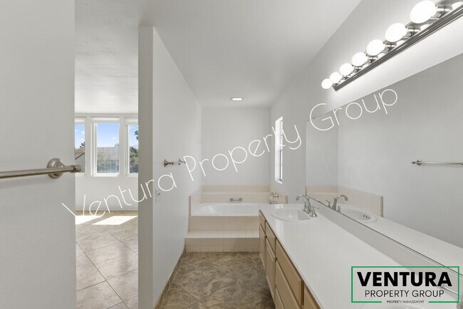 Building Photo - Spacious 4-Bed, 3-Bath Gem in Camarillo Heights