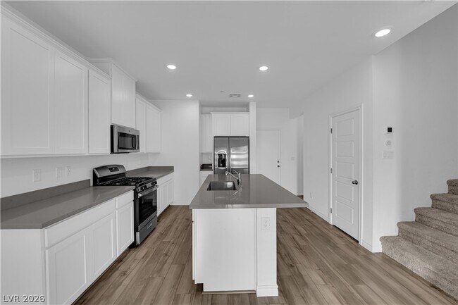Building Photo - 600 N Carriage Hill Dr