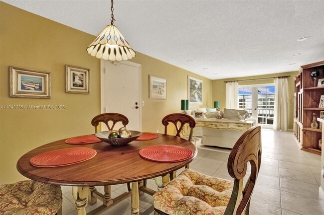 Building Photo - 6511 Bay Club Dr