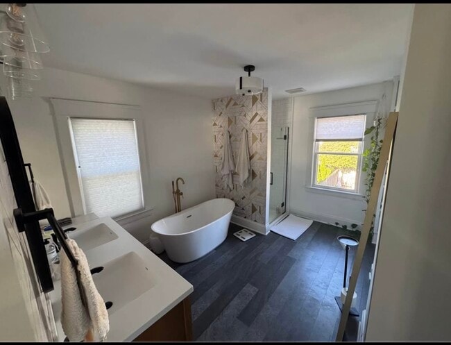 Building Photo - 1566 Newman Ave