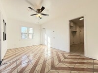 Building Photo - 727 E 81st St