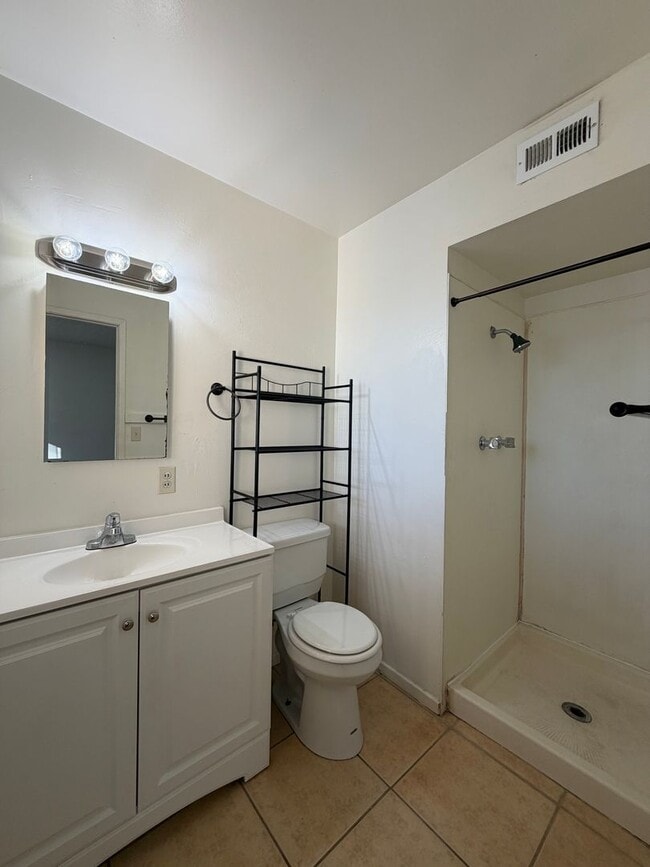 Building Photo - Spacious 3 Bedroom 2 Bathroom House For Rent