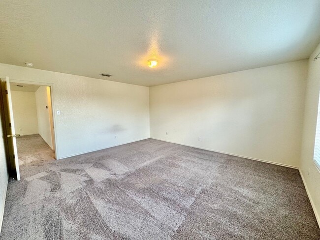 Building Photo - *COMING SOON* MOVE IN SPECIAL Beautifully Designed Two-Story Home with Loft and Garden Tub!