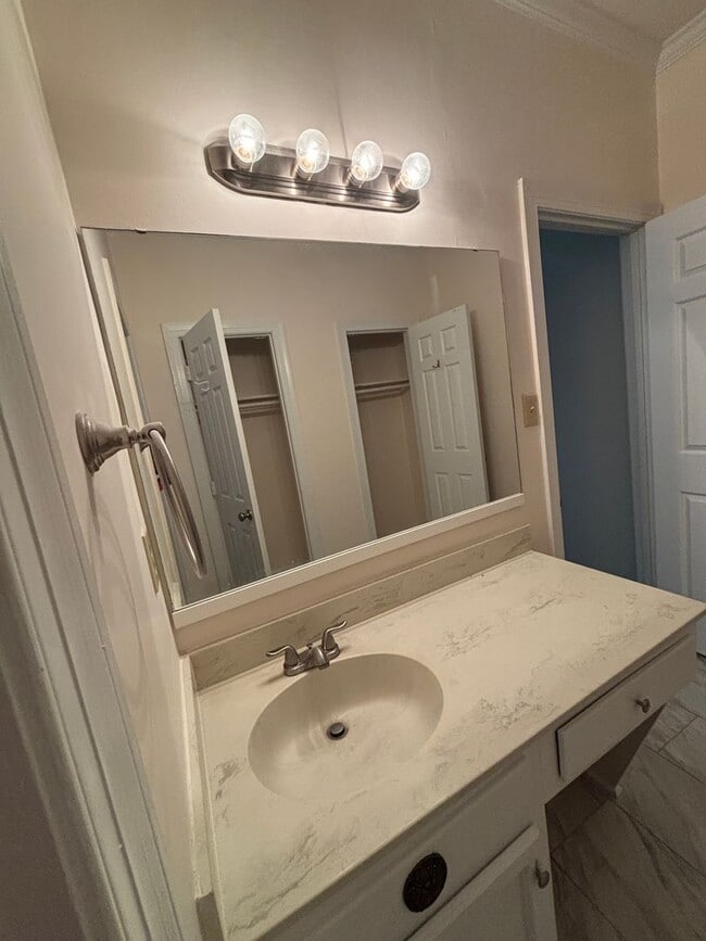 Building Photo - Great condo, GREAT PRICE! APPLY NOW!!