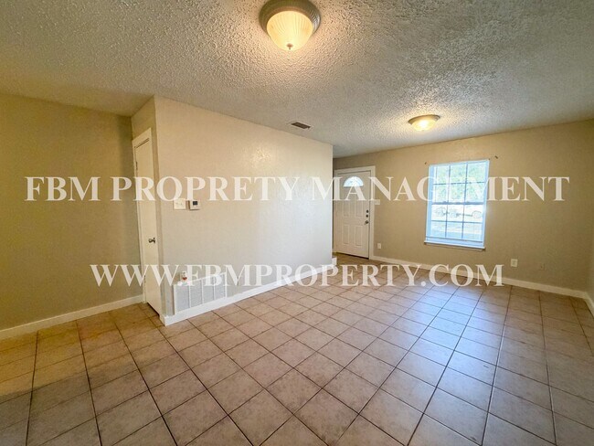 Building Photo - 2541 W Sycamore Ave