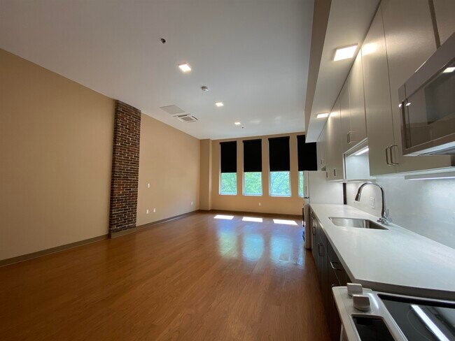 Building Photo - 83 Hanover St