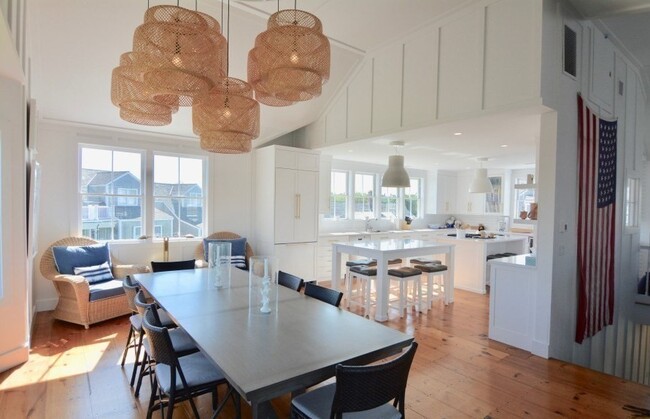 Building Photo - 10 Brant Point Road