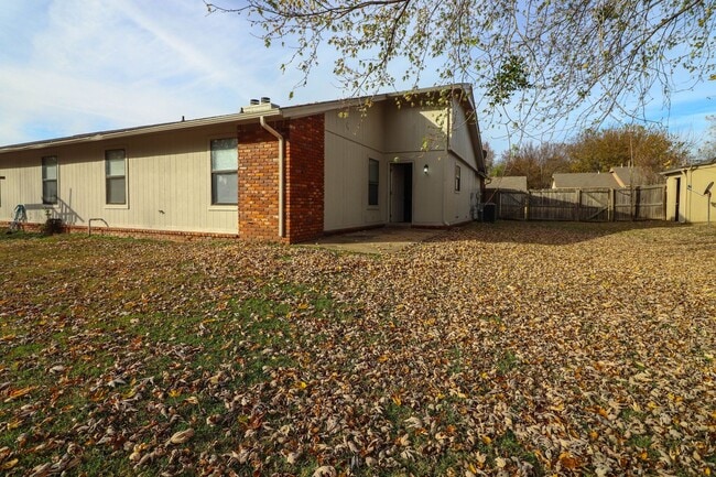 Building Photo - Cozy & Updated