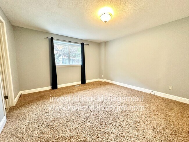 Building Photo - Enjoy the foothill views from your backyard!