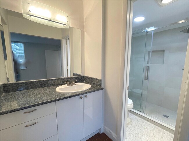 Building Photo - 9411 Evergreen Pl