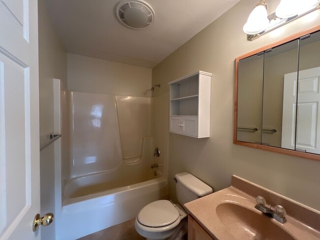 Building Photo - 4 Pineview Pl
