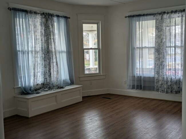 Building Photo - 705 E State St