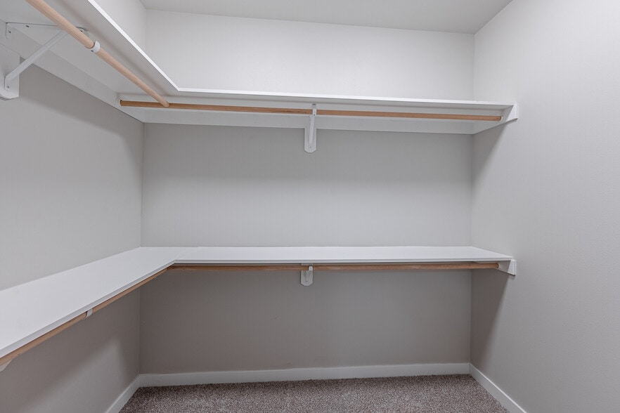 Master walk-in closet - 4075 Quinn Dr NE