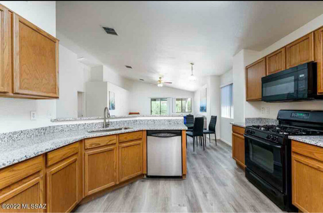 Building Photo - 667 S Painted River Way