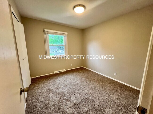 Building Photo - Spacious Home 3 Bedroom w/Fin basement for...