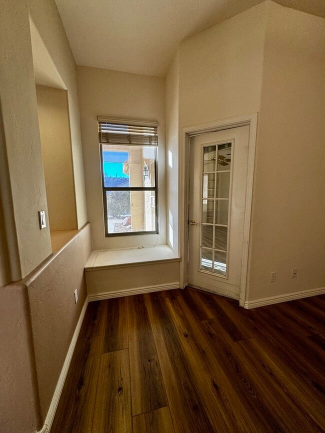 Building Photo - FOR RENT