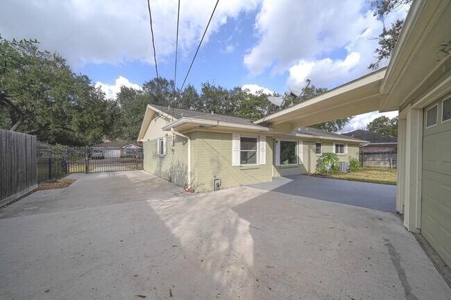 Building Photo - 5471 Loch Lomond Dr