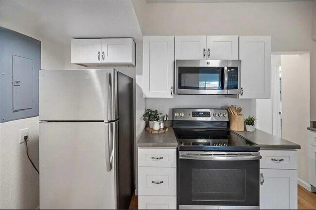 Building Photo - Historic Hillside 2 Bedroom 2 Bathroom