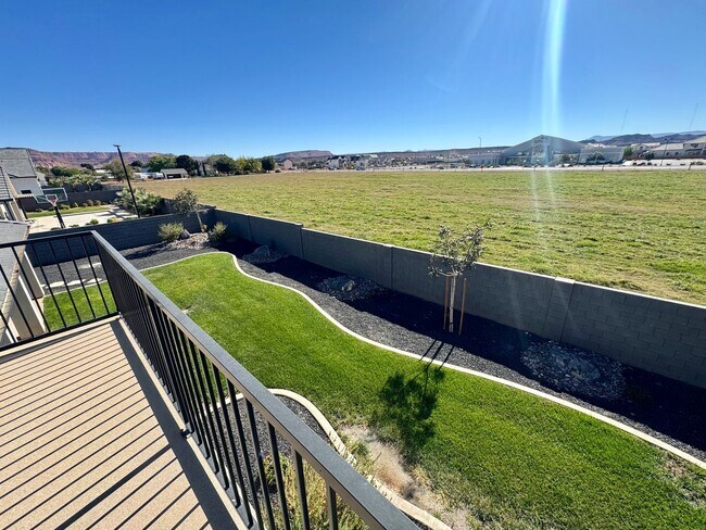 Building Photo - Beautiful Modern 5 Bedroom Furnished Home!!