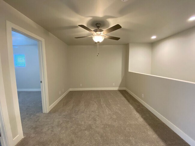 Building Photo - Mustang Townhome!!