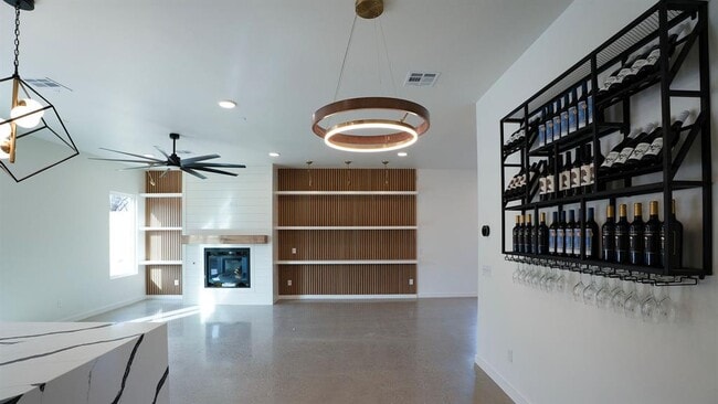 Building Photo - 605 N Idaho Ave