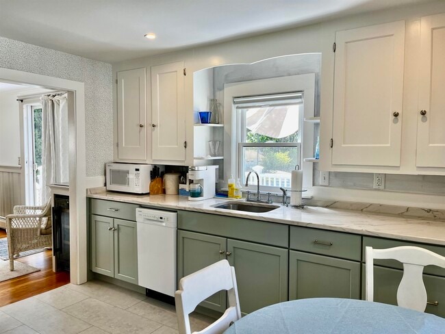 Building Photo - 15 Manor Dr