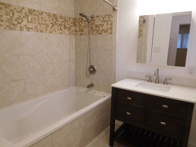 Building Photo - UNR friendly 3 Bedroom , 2 Bath close to campus