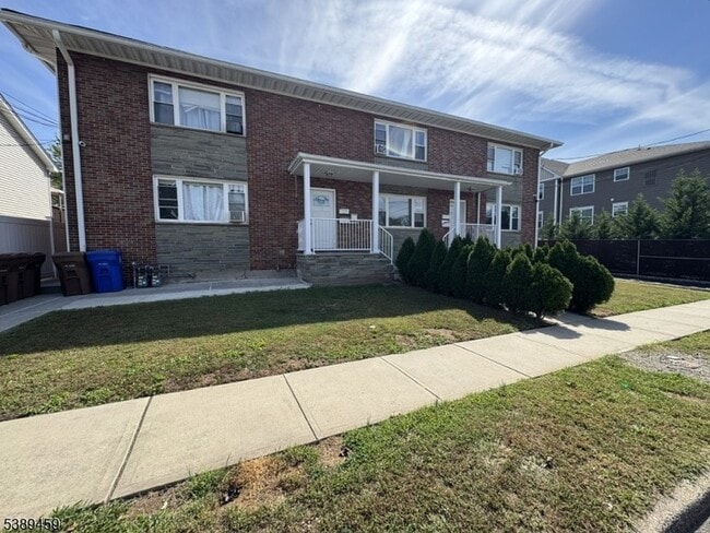 Building Photo - 12 E 10th St