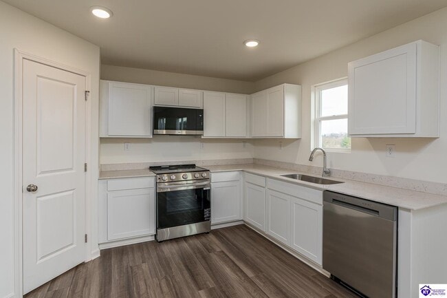 Building Photo - 557 Pinehurst Dr