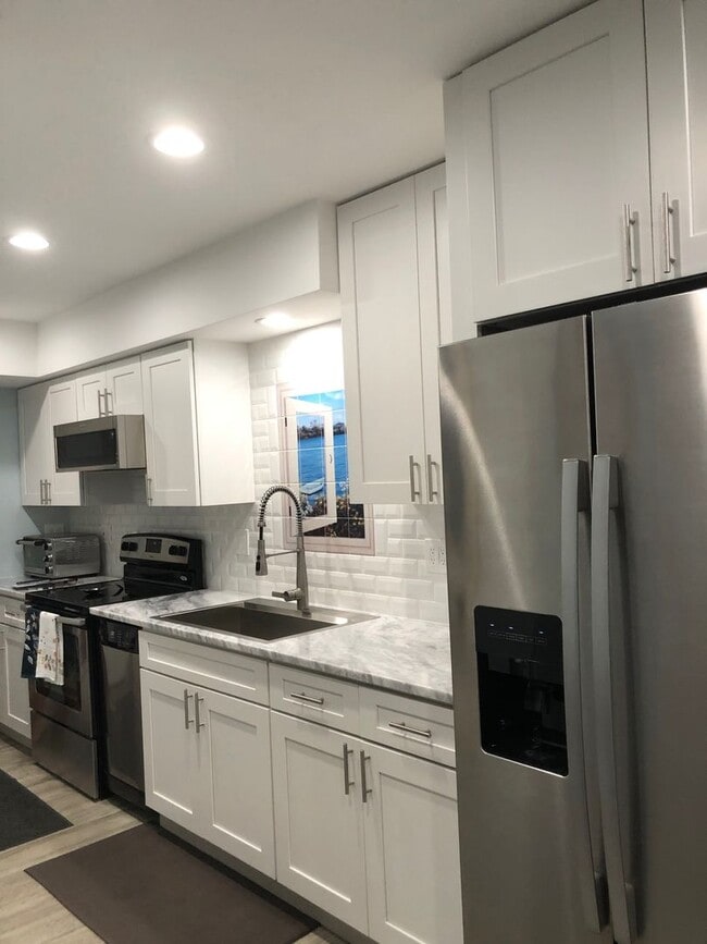 Building Photo - EASTWOOD SHORES TOWNHOUSE