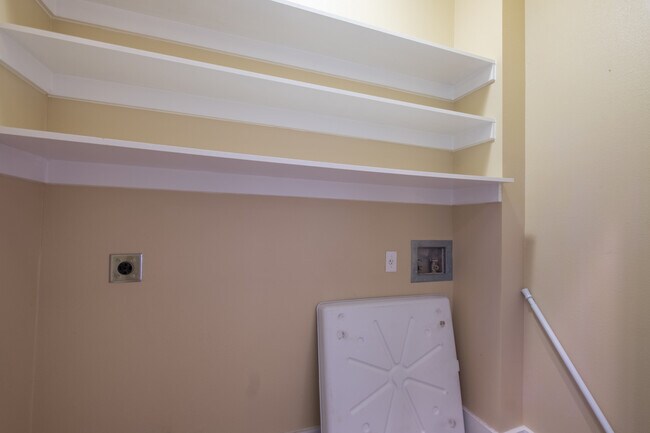 Building Photo - Beautiful 2 Bedroom, 2.5 Bath Townhome in Northwest Austin