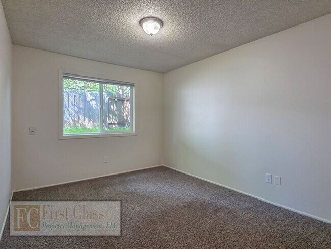Building Photo - 17140 SW Heritage Ct