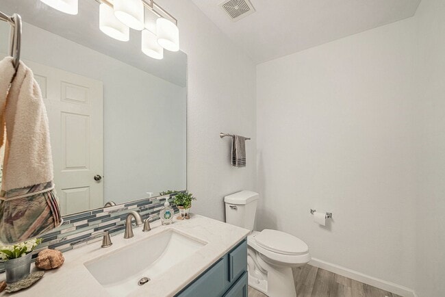 Building Photo - 3 Bed | 3.5 Bath | Modern & Spacious Townhome