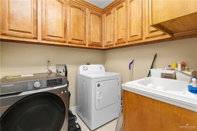 Building Photo - 34 W Rhin Dr