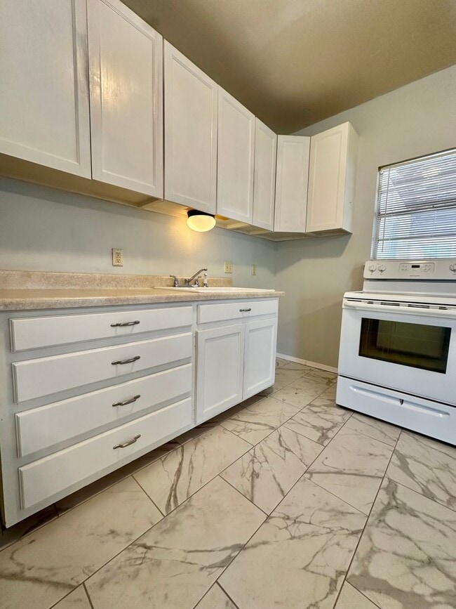 Building Photo - COMING SOON - Spacious 1-Bedroom Detached Apartment! *ALL UTILITIES INCLUDED*