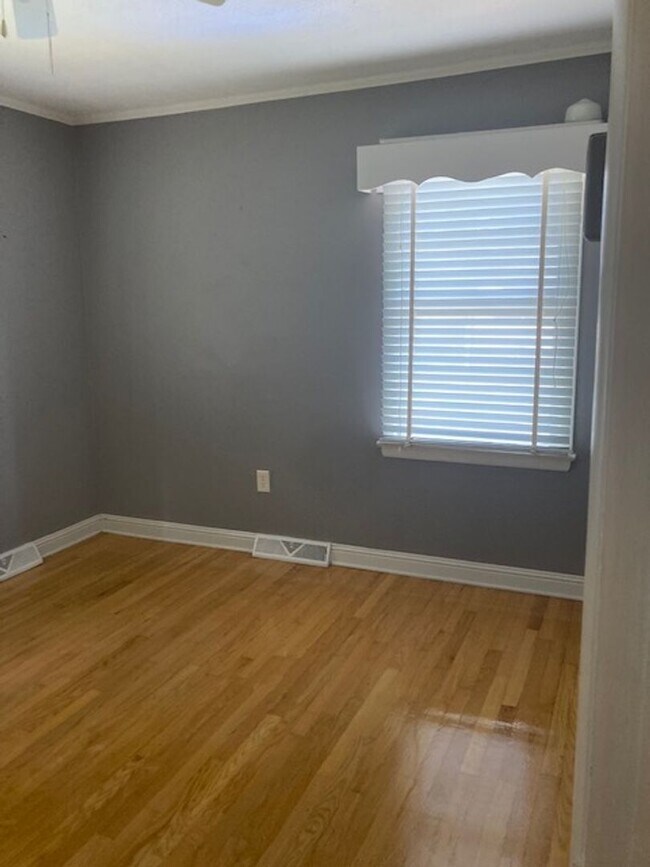 Building Photo - Maryville 37804 - 3 bedroom, 2 bath ranch home - Contact Debra Johnson (865) 591-8281