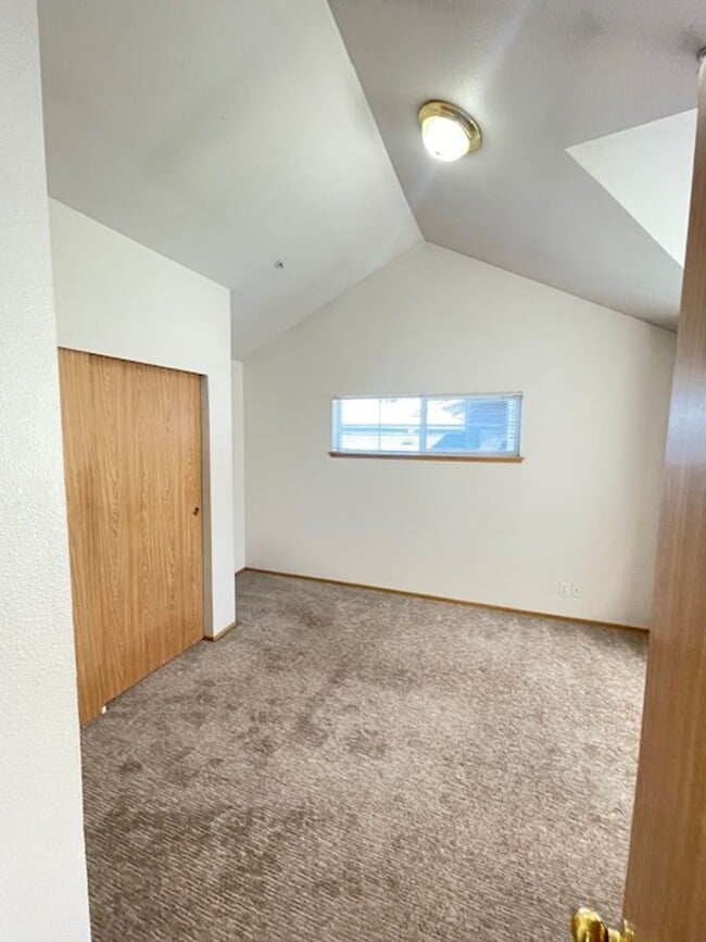 Building Photo - Charming and Spacious 3-Bedroom Townhome w...