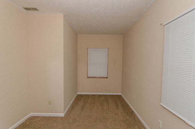 Building Photo - 4 bedroom, 1 bath home: Available July 2026!