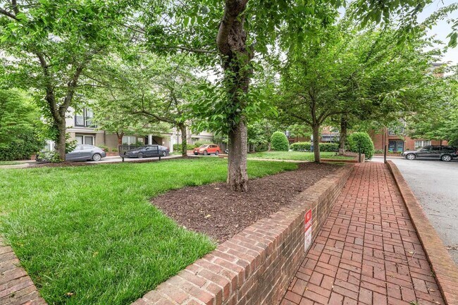 Building Photo - Fabulous 1BR condo in popular Walker Square